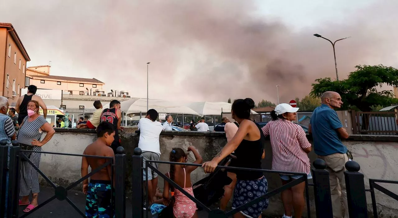 Roma, maxi incendio a Ponte Mammolo: esplosioni tra le baracche abusive. Clochard in salvo e hotel evacuato