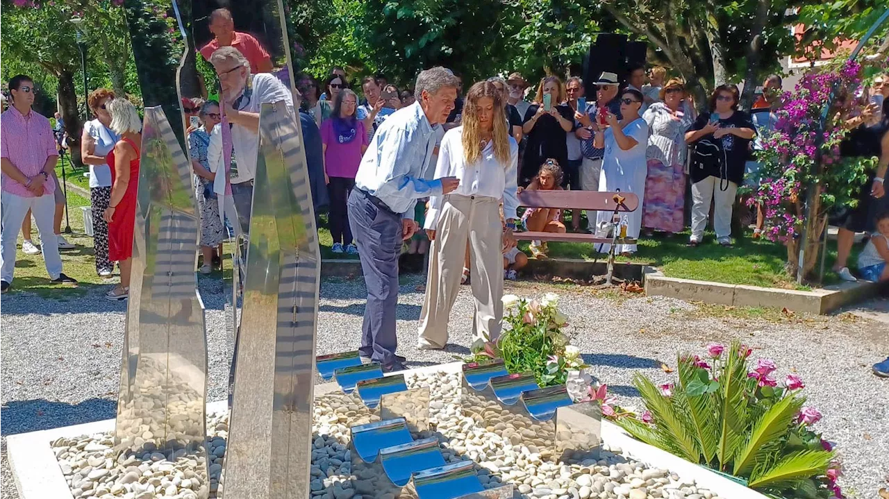 El padre de Diana Quer inaugura una escultura en A Pobra en homenaje a su hija