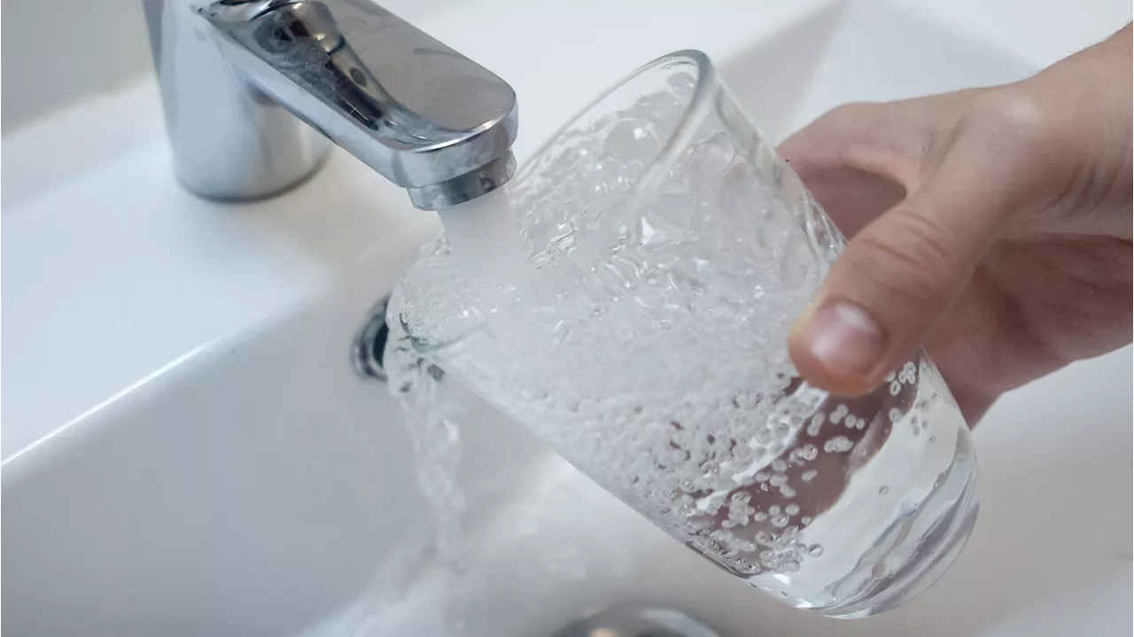 La diferencia de precio de beber agua del grifo a comprar agua mineral