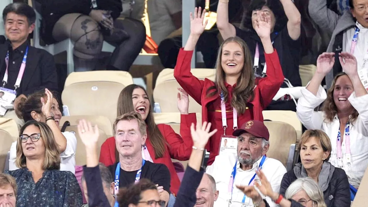 Leonor e Sofia di Spagna scatenate a Parigi 2024: fanno la ola per Nadal e Alcaraz