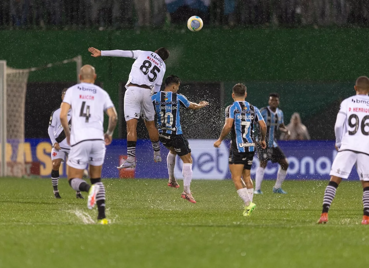 Debaixo de chuva, Vasco não joga bem e perde para o Grêmio pelo Brasileirão