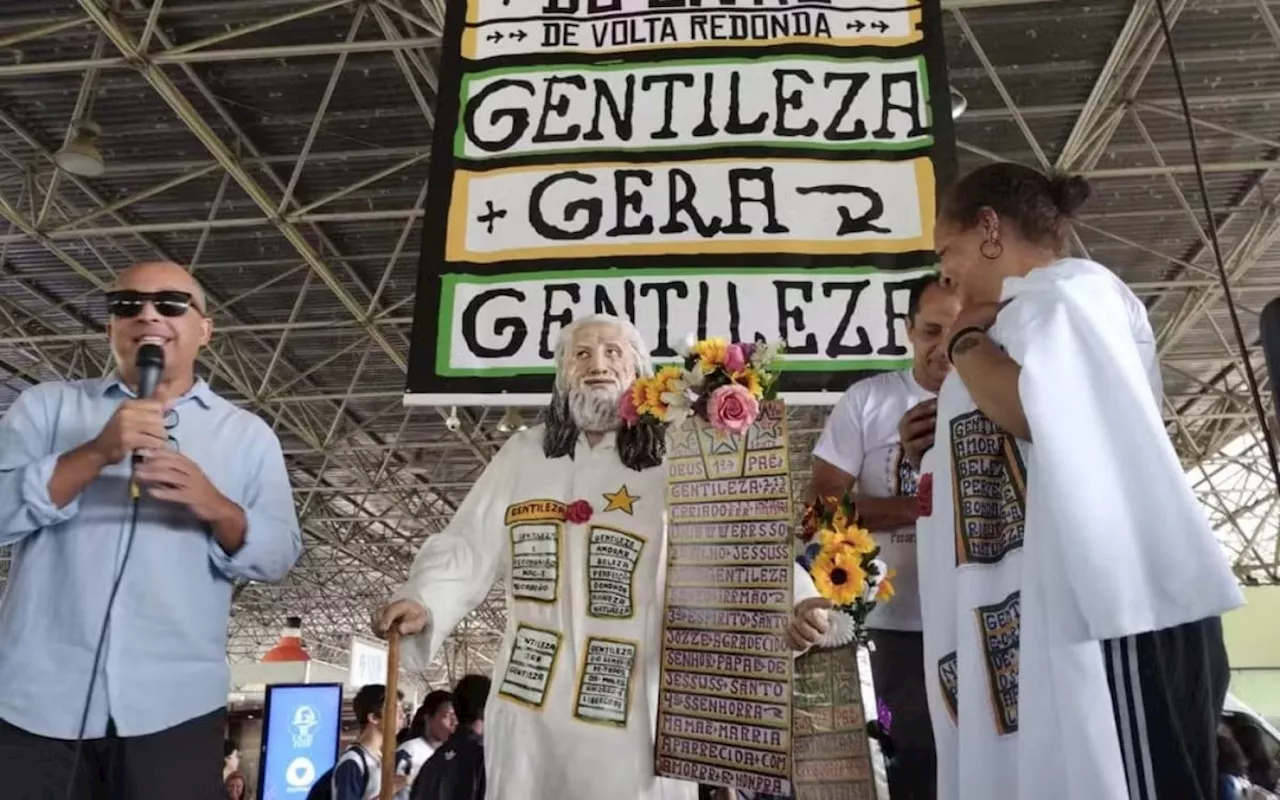 Estátua criada para Bienal do Livro de Volta Redonda, é doada para Terminal Gentileza, no Rio