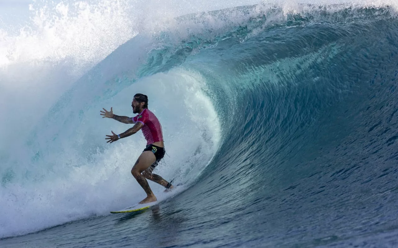 Filipe Toledo vibra com classificação às oitavas do surfe