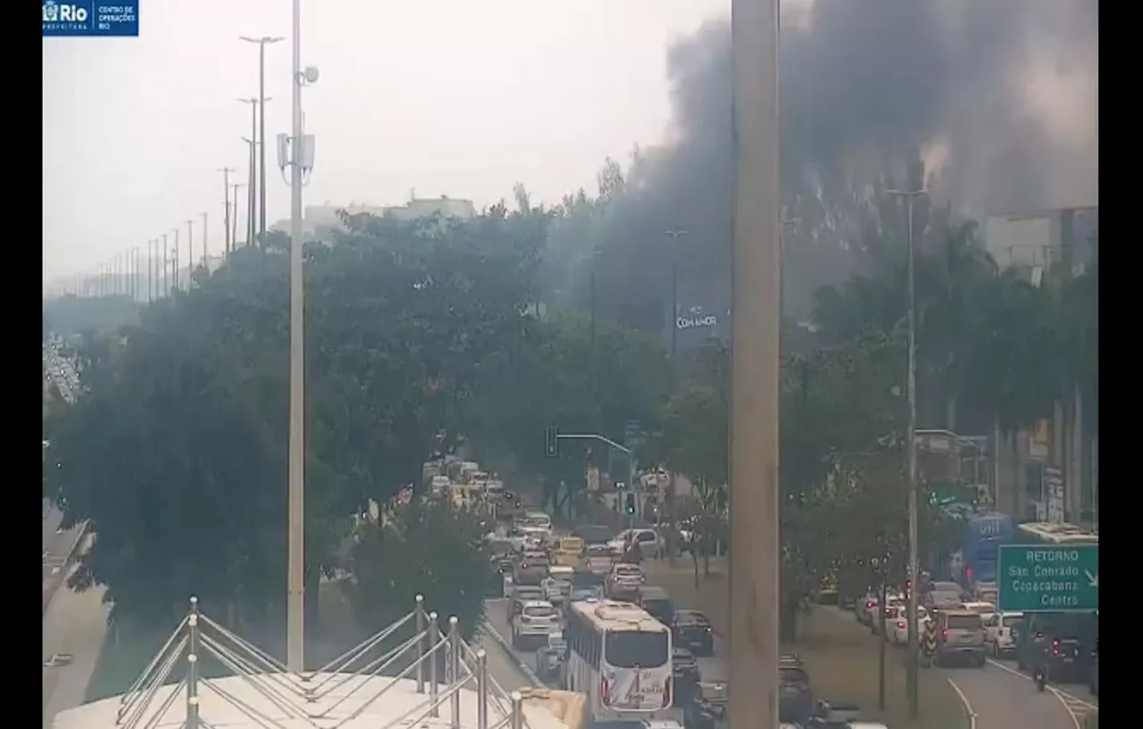 Ônibus pega fogo na Barra da Tijuca, Zona Oeste do Rio, na manhã desta segunda-feira