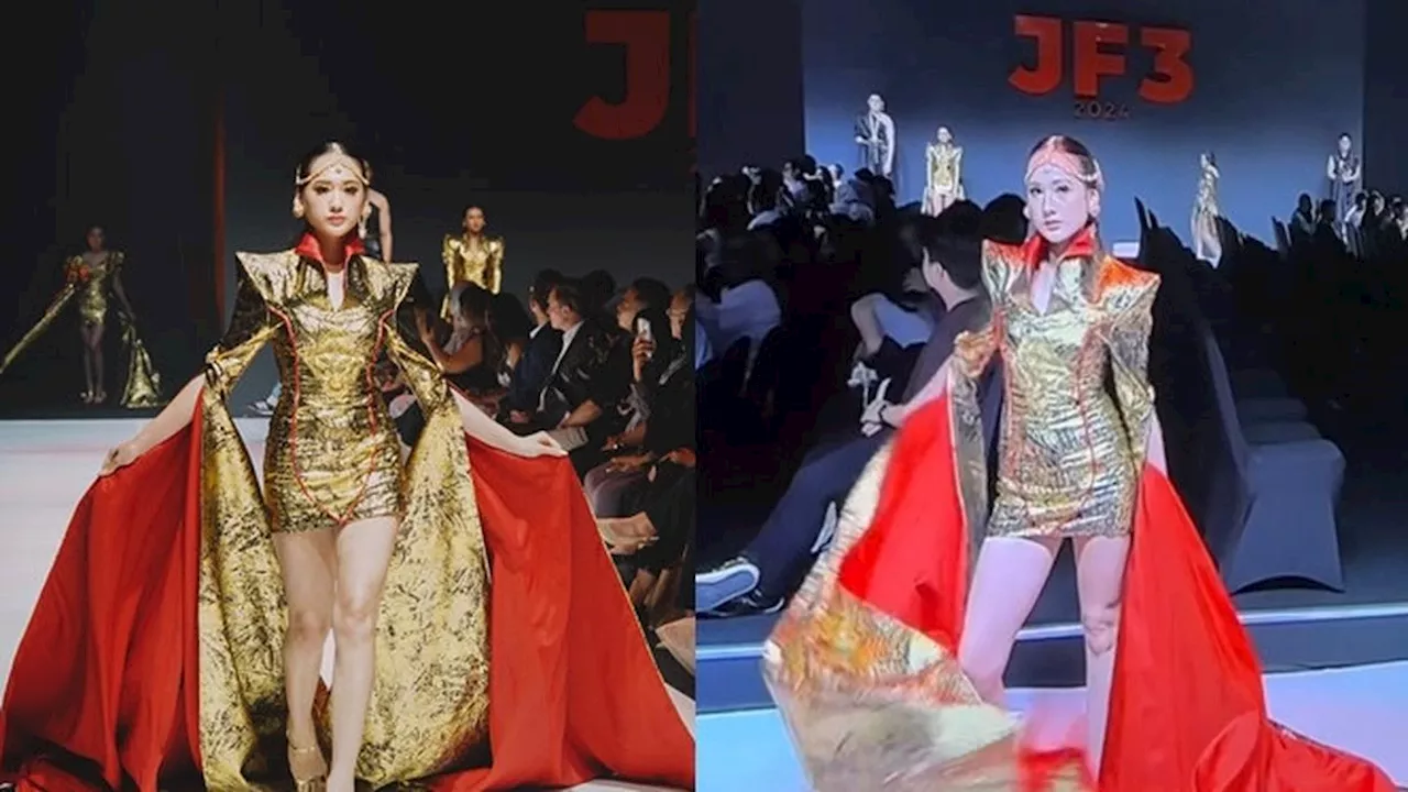 7 Potret Laura Moane di Catwalk JF3, Tampil Menyala dengan Busana Emas