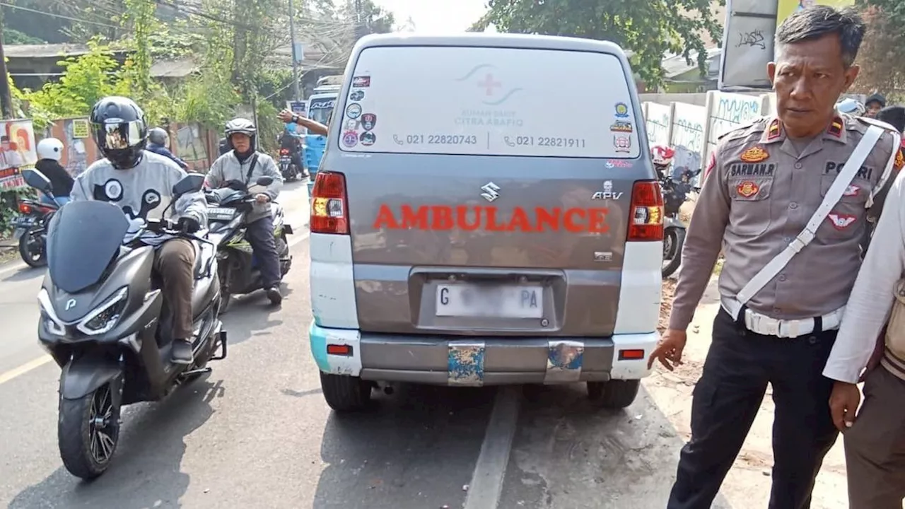 Kecelakaan Ambulans dan Sepeda Motor di Depok, Lima Pengendara Terluka