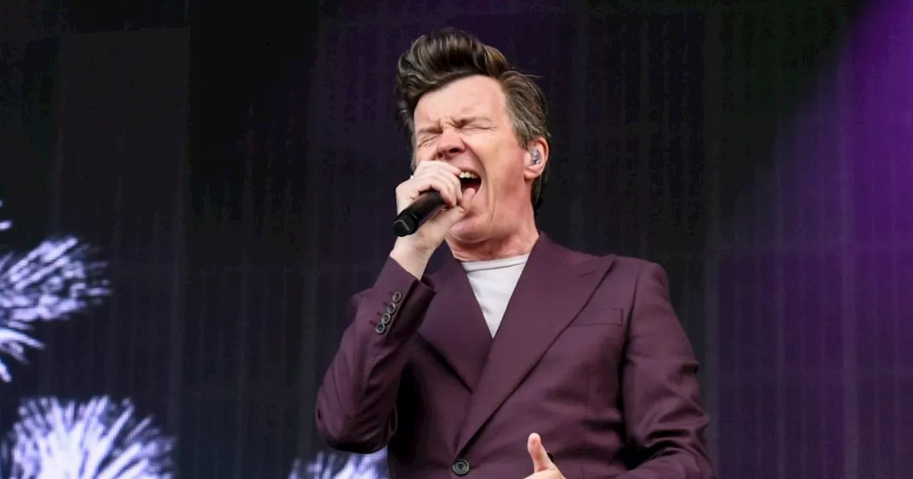 80s icon performs 'hated' song on back of trailer in surprise Latitude set