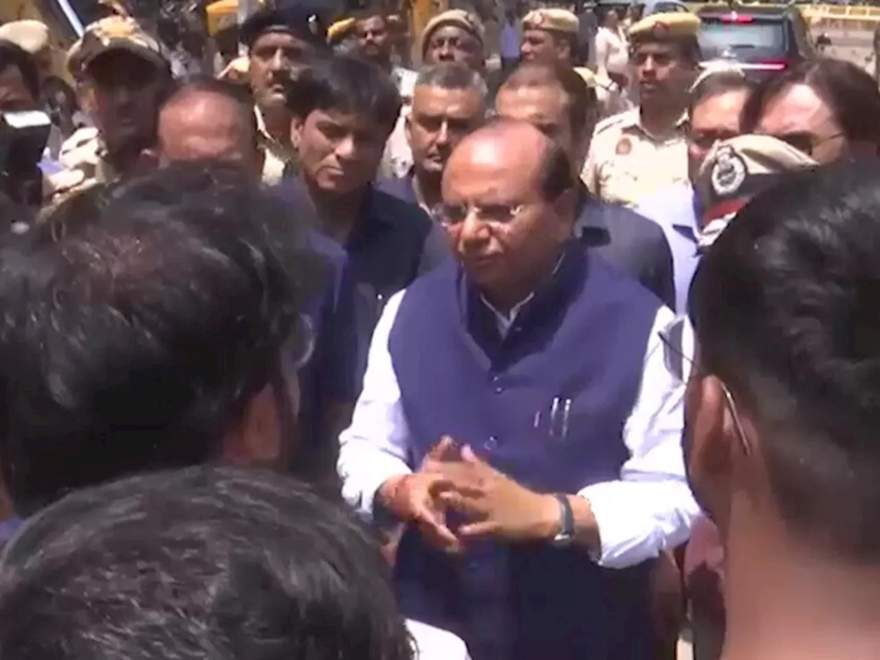 Delhi Coaching Accident: दिल्ली कोचिंग हादसे के बाद छात्रों से मिले Lt Governor Vinay Saxena