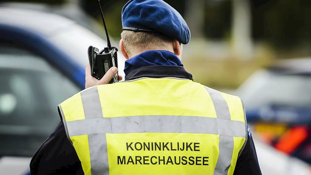 Marechaussee ontdekt drie vreemdelingen in bagageruimte touringcar