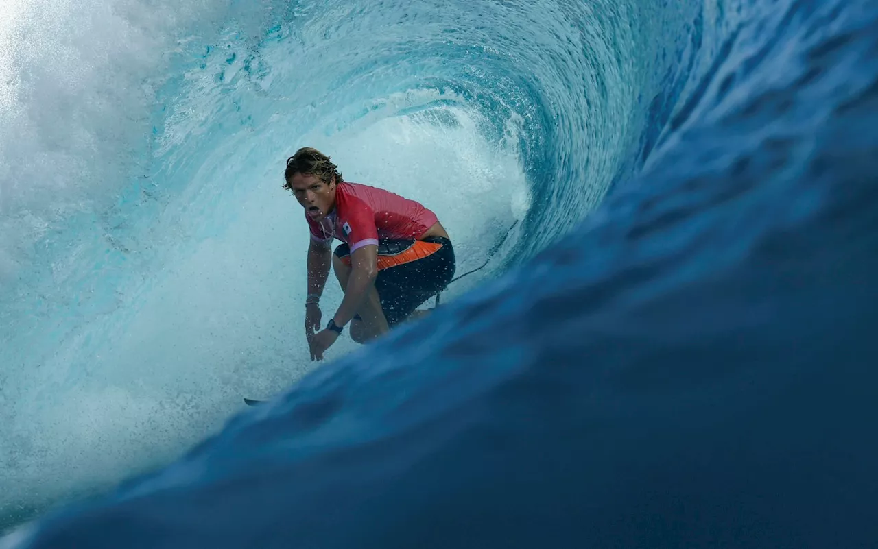 ¡Alan Cleland surfea a los octavos de final en París 2024!