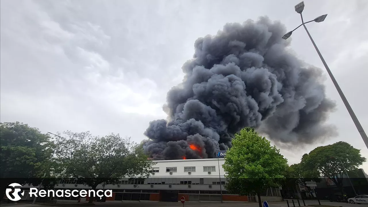 Auto Sueco em chamas no Porto. Incêndio circunscrito, não há vítimas