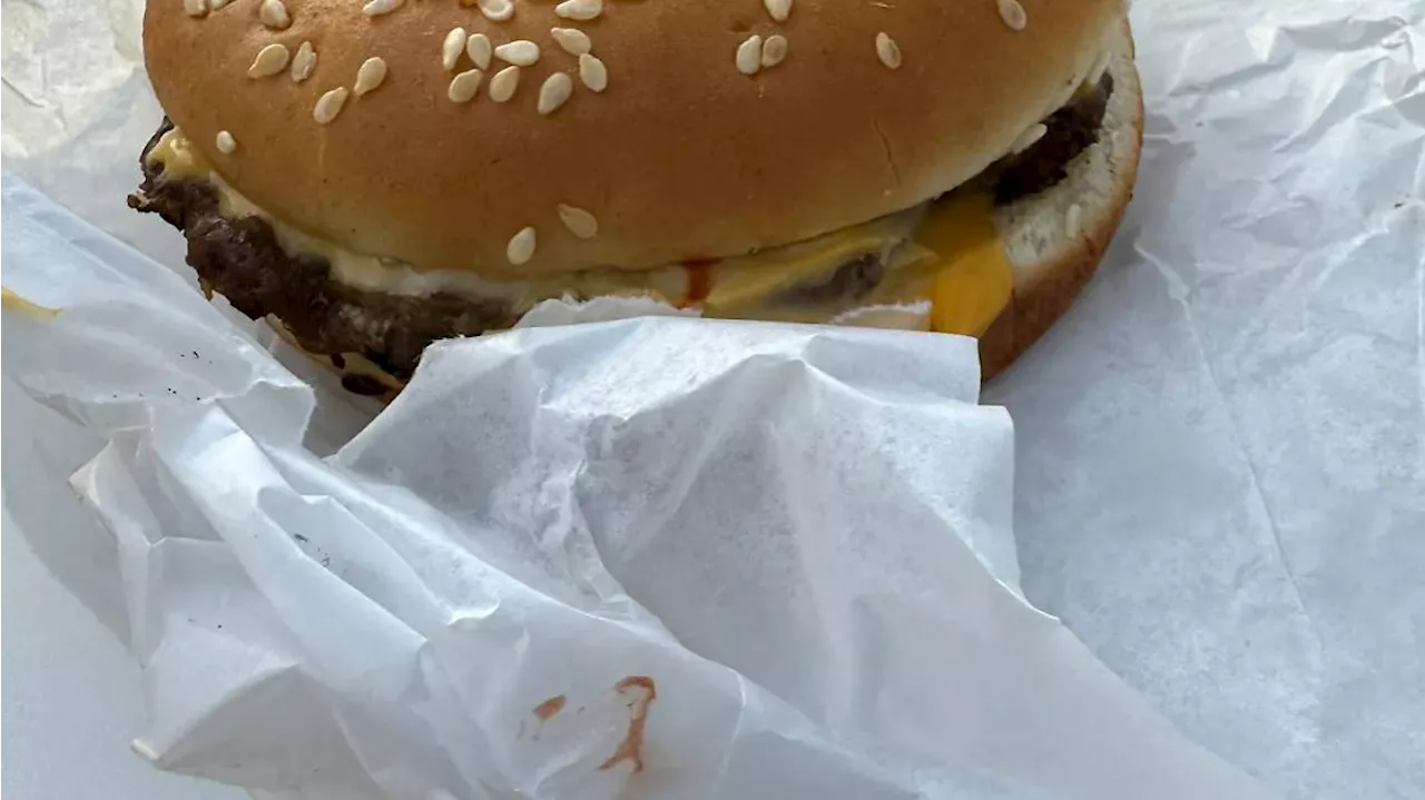 Kind isst Burger-King-Burger mit Blut an der Folie: Wozu aufregen? An jedem Fleischburger klebt Blut