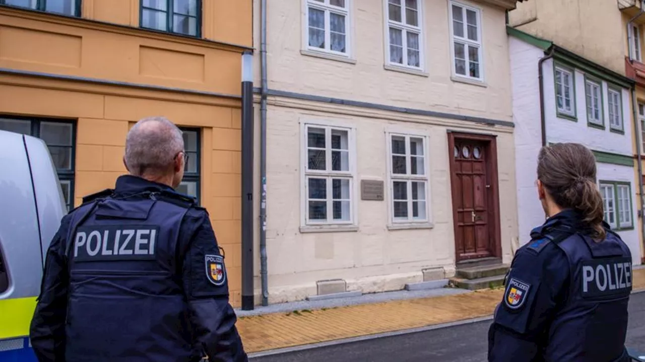 Aggressives Verhalten: Betrunkener beißt Polizisten - Auch Sanitäterin angegriffen