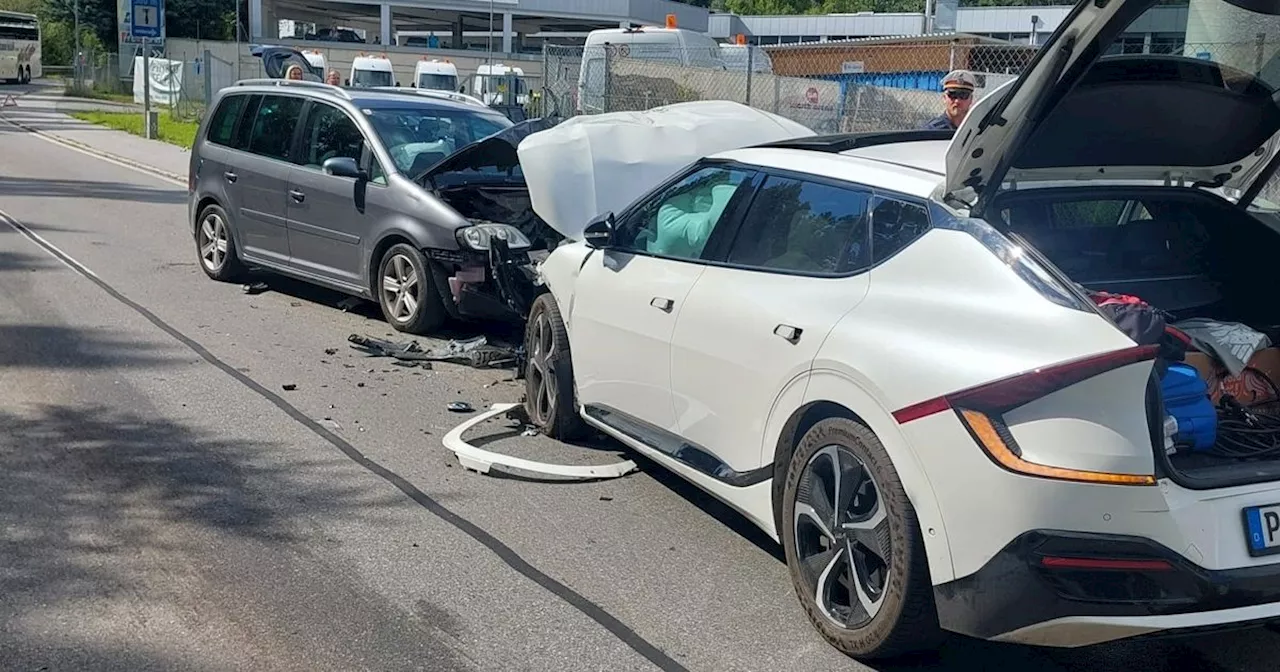 Frontalunfall nach Sekundenschlaf in Telfs: Vier Verletzte, darunter ein Kleinkind