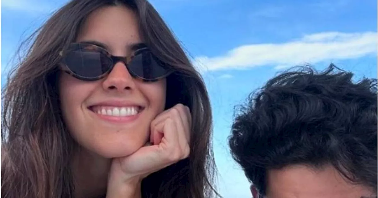 El sexy hermano de Paulina Vega: un piloto de carreras que roba suspiros