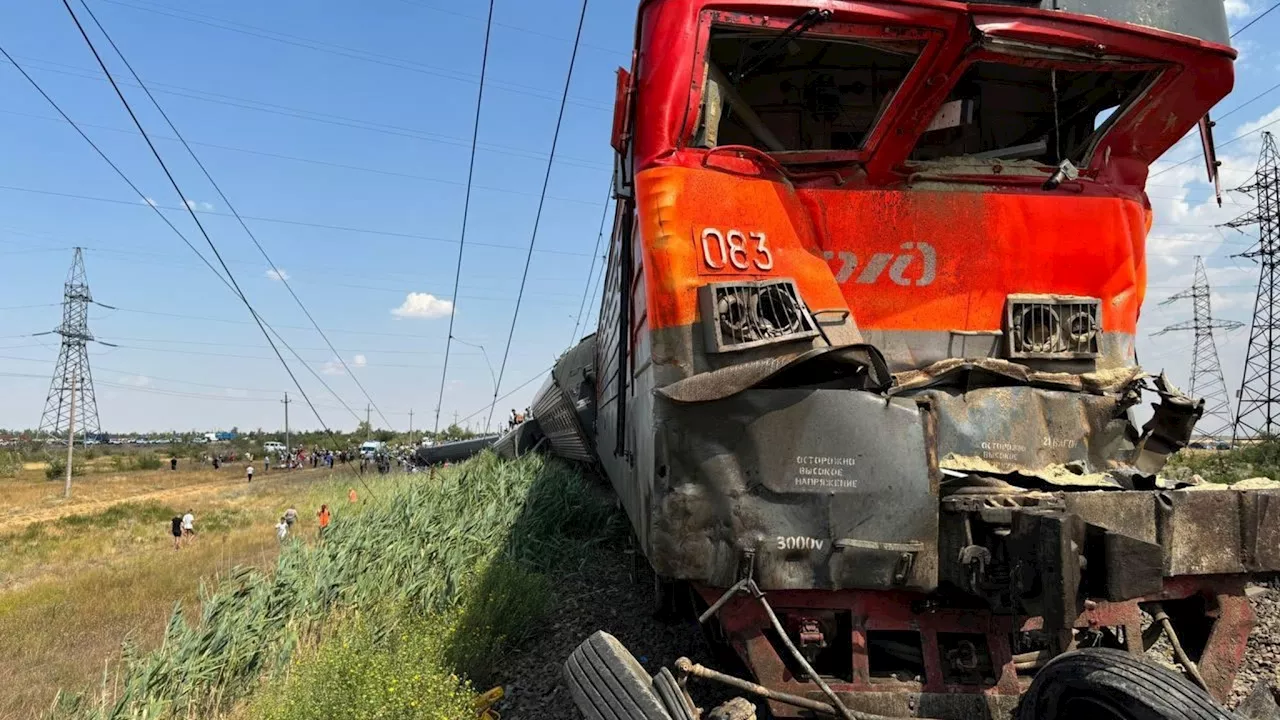 Водитель КамАЗа и пассажирка поезда после аварии находятся в тяжелом состоянии