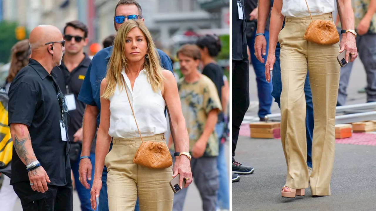 Cómo llevar sandalias nude de plataforma con pantalones sastre beige como Jennifer Aniston en verano 2024