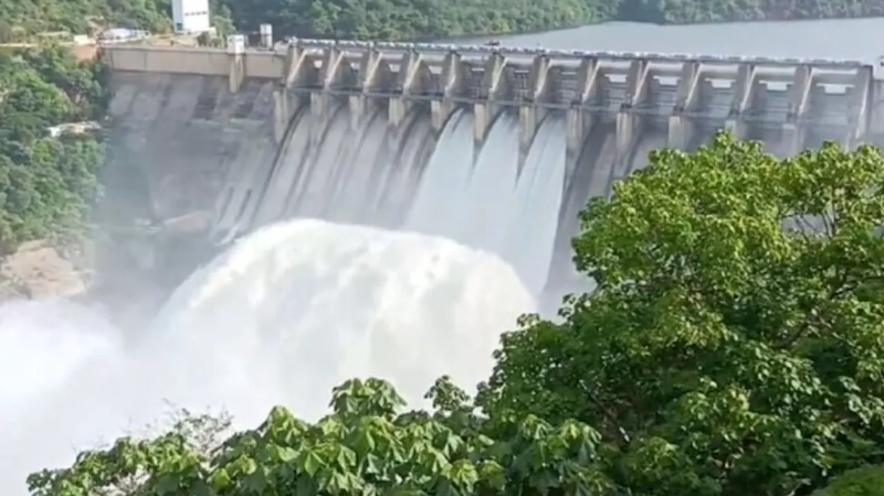 Srisailam Reservoir: తెరుచుకున్న శ్రీశైలం జలాశయ క్రస్ట్ గేట్లు .. పరవళ్లు తొక్కుతున్న కృష్ణమ్మ.. వీడియో వైరల్..