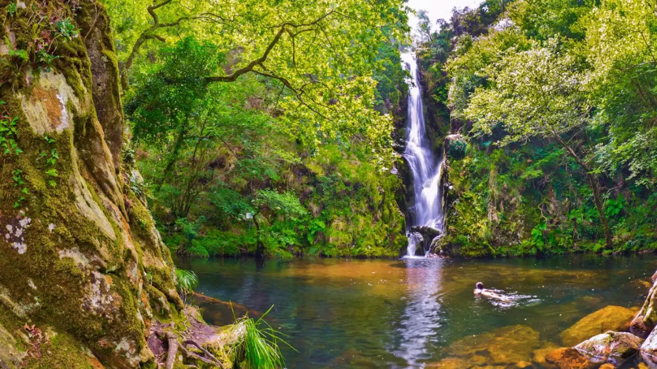 La increíble piscina natural de Galicia que está a los pies de una cascada