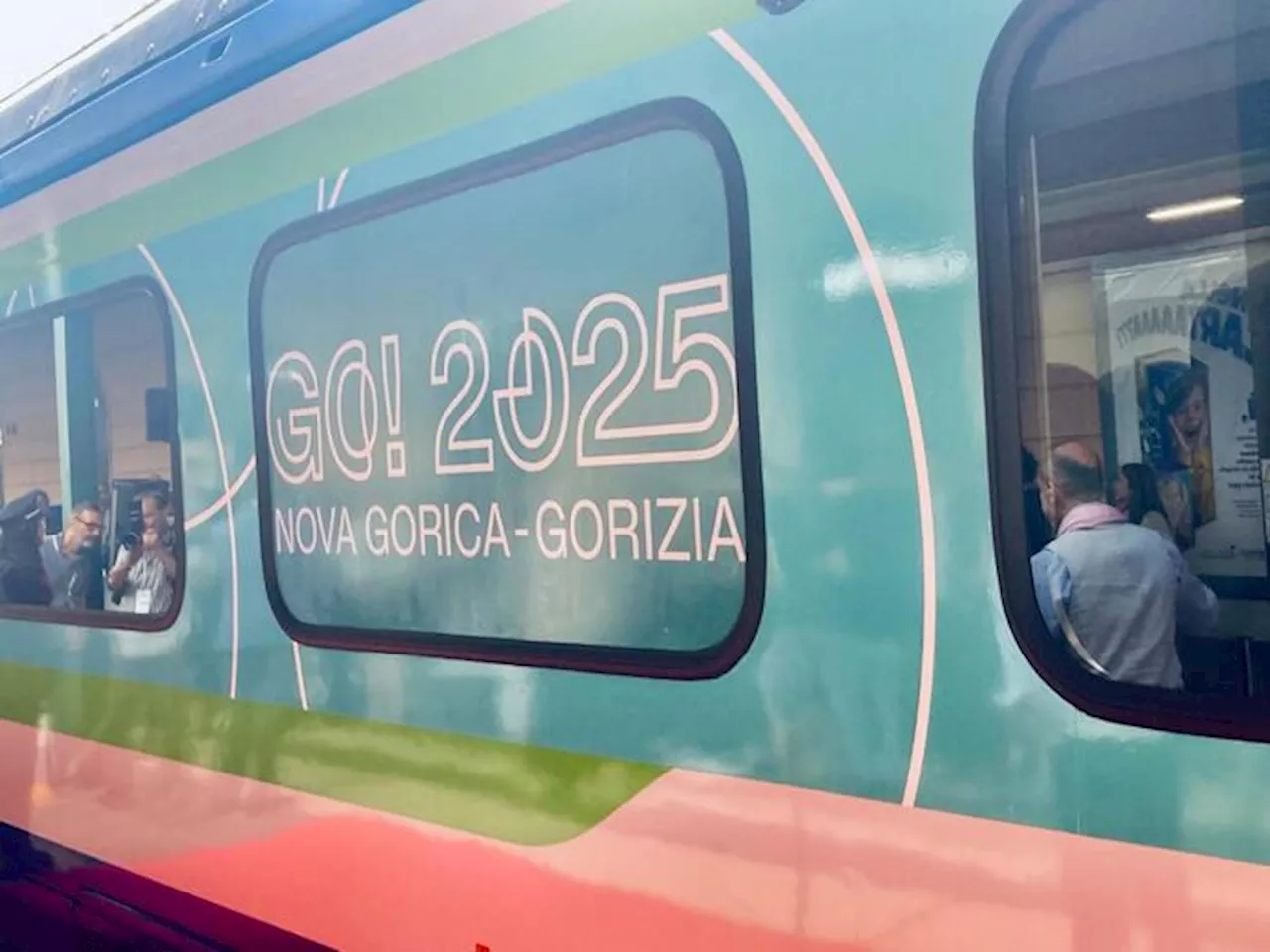 Varato il treno Blues con livrea personalizzata per Go!2025