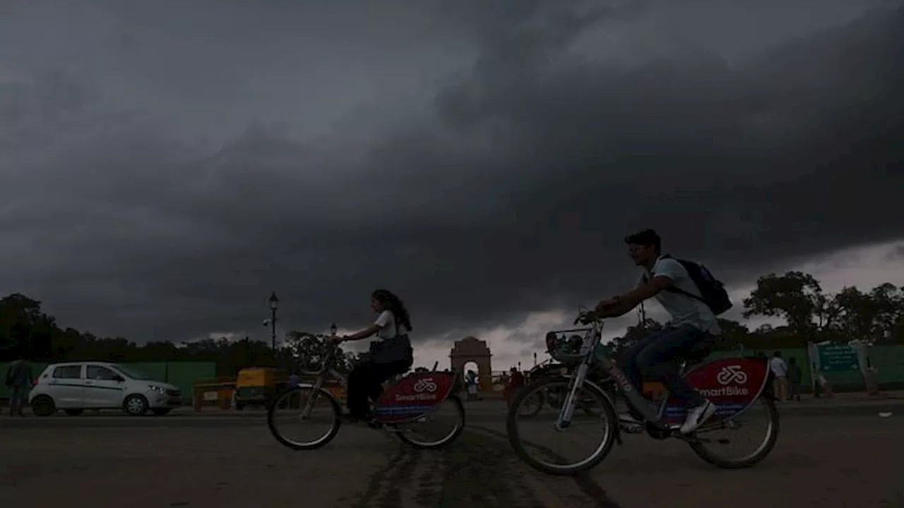 Delhi NCR Rain: मौसम ने फिर ली करवट, आसमान में छाए घने बादल, बारिश से तापमान में गिरावट