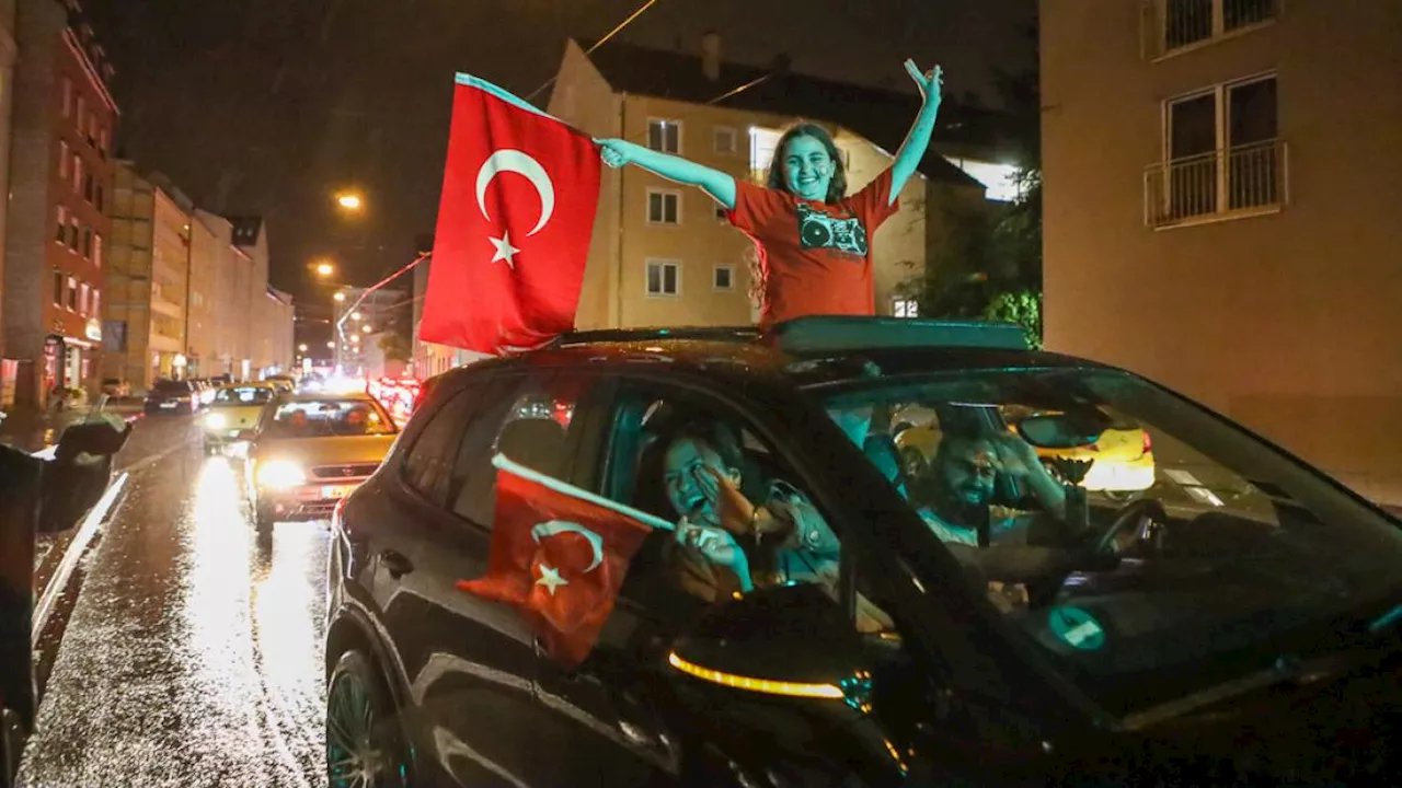 Türkische Fans feiern EM-Sieg mit Autokorsos