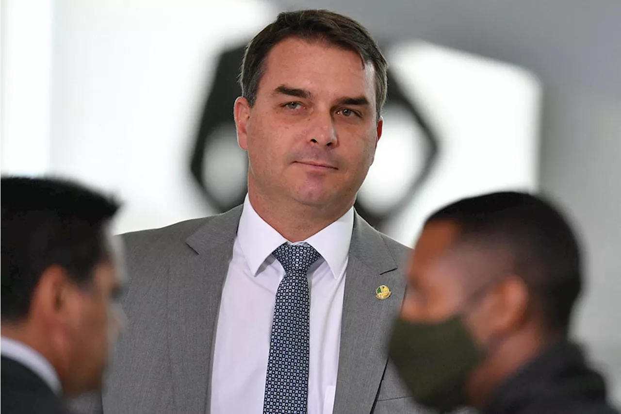 Flávio Bolsonaro paga R$3,4 milhões para quitar mansão comprada no Lago Sul