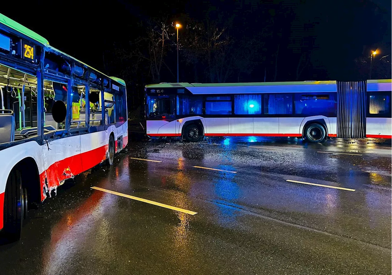 Busse kollidieren im Kreuzungsbereich, mehrere verletzte Personen (MANV 5)