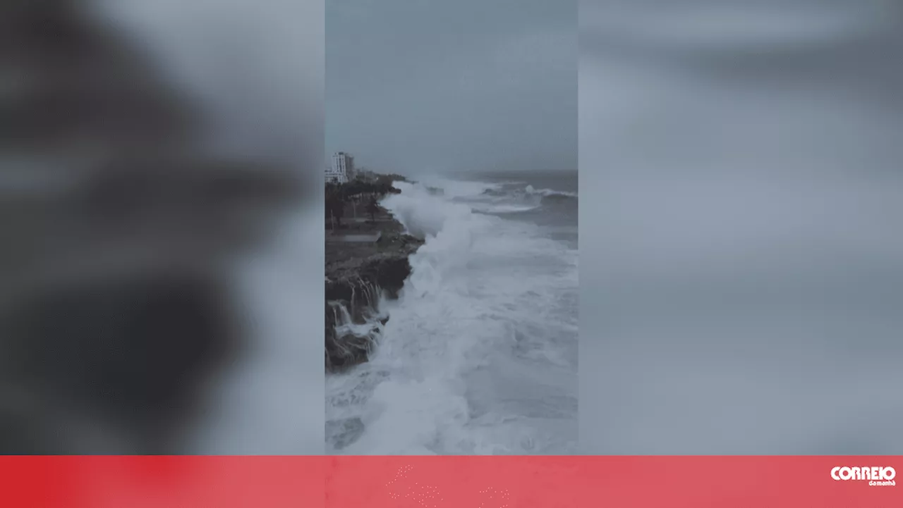 Tempestade provoca forte ondulação no mar na República Dominicana