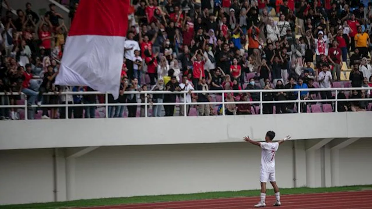 Momen Anak Kecil Terjun dari Tribune demi Deker Pemain Timnas U-16