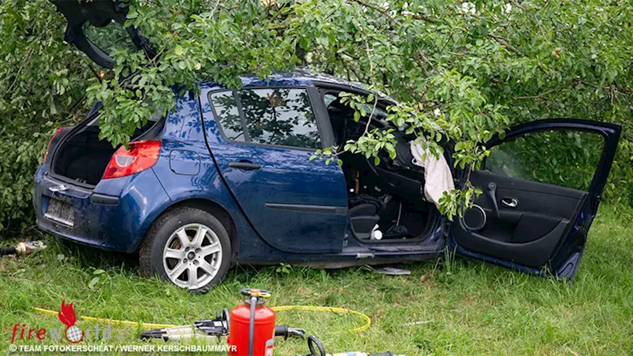 Oö: 19-Jährige nach Pkw-Kollision mit Obstbaum bei Dietach aus Auto befreit