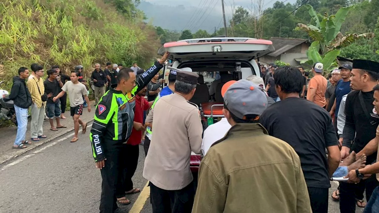 Bus crashes into motorbike in West Lampung, one person dies