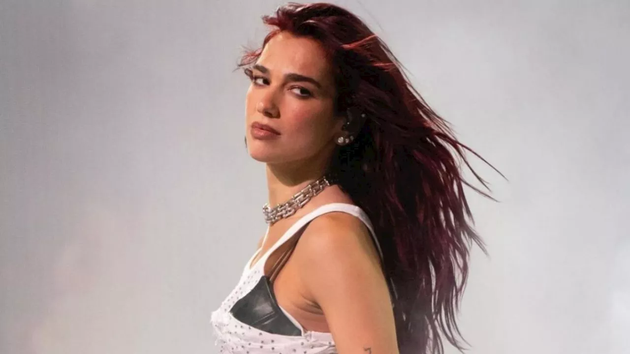 Con sólo tu rubor favorito, Dua Lipa impone el próximo maquillaje de verano durante su concierto en Glastonbury