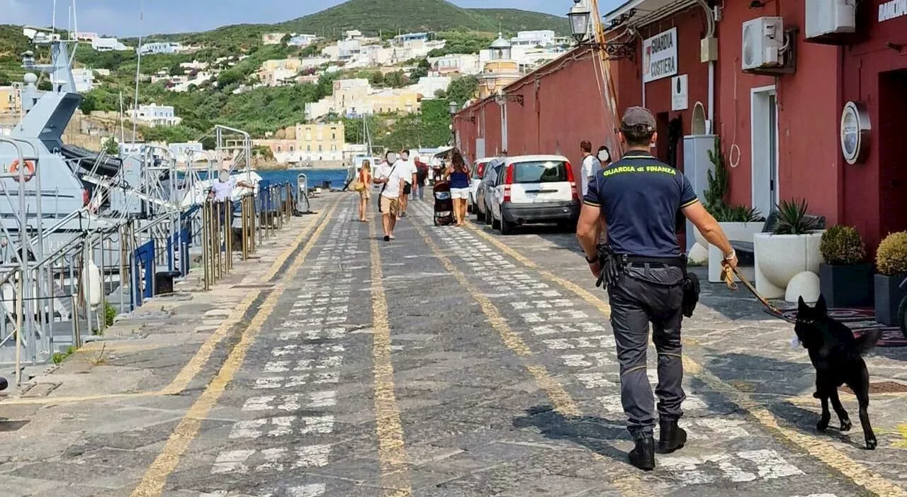 Sbarcano a Ponza con la droga in tasca: tra i dieci fermati anche minorenni