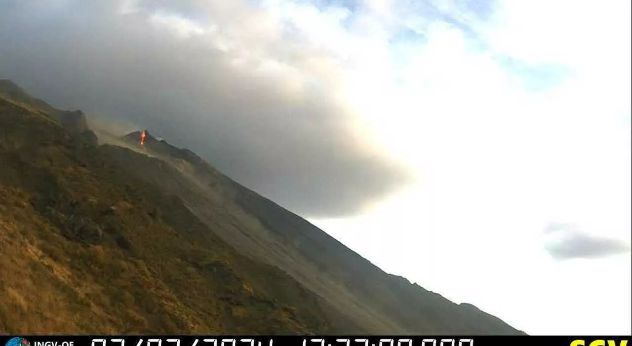 Stromboli, intensa nube di cenere lavica sulla Sciara del fuoco