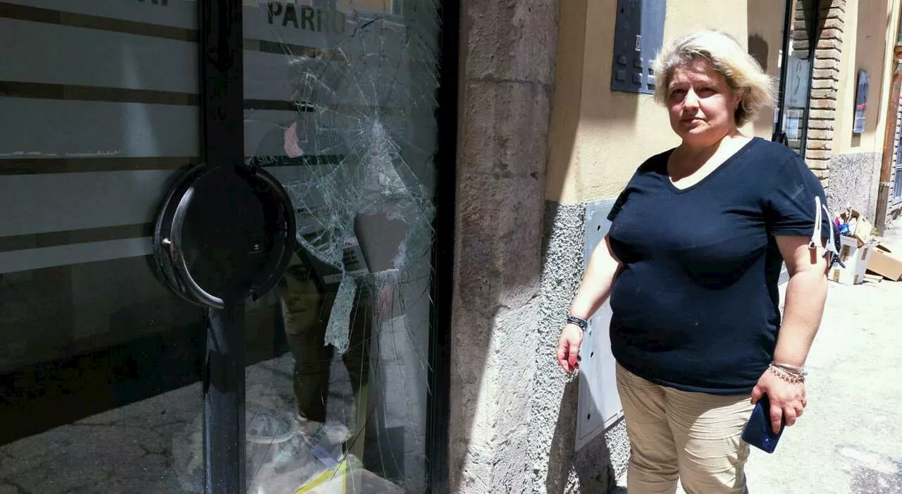 Teramo, masso cade dal cantiere in mercato coperto e sfiora una donna: «Stava per uccidermi»