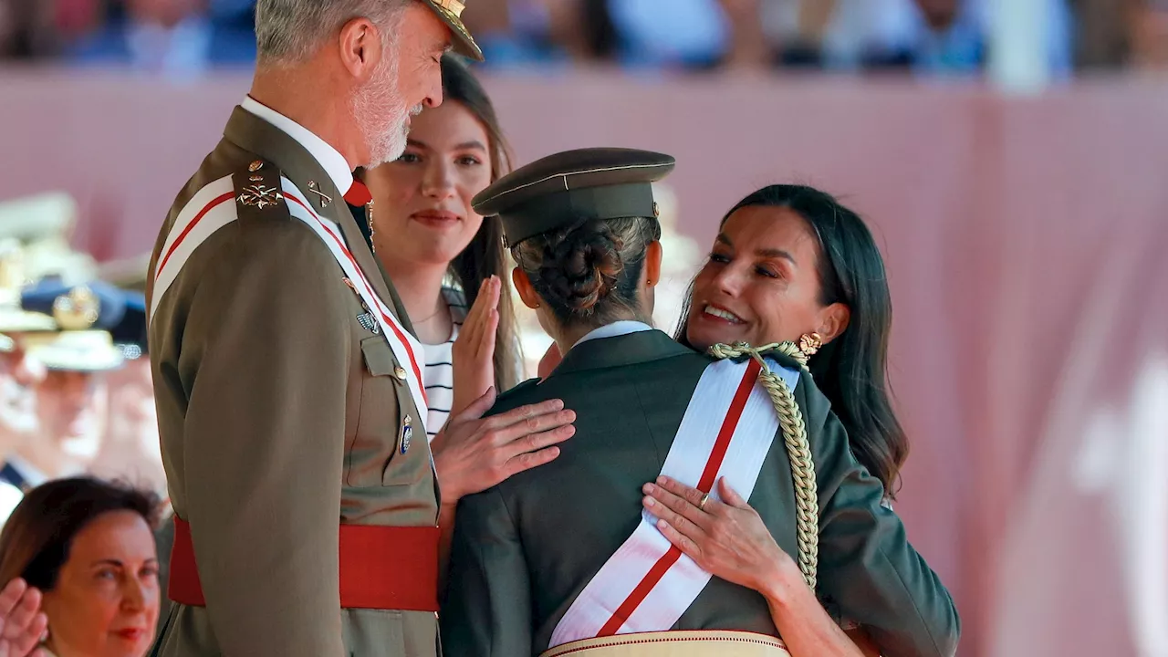 Un experto destapa el significado del curioso abrazo de Letizia a Leonor en Zaragoza