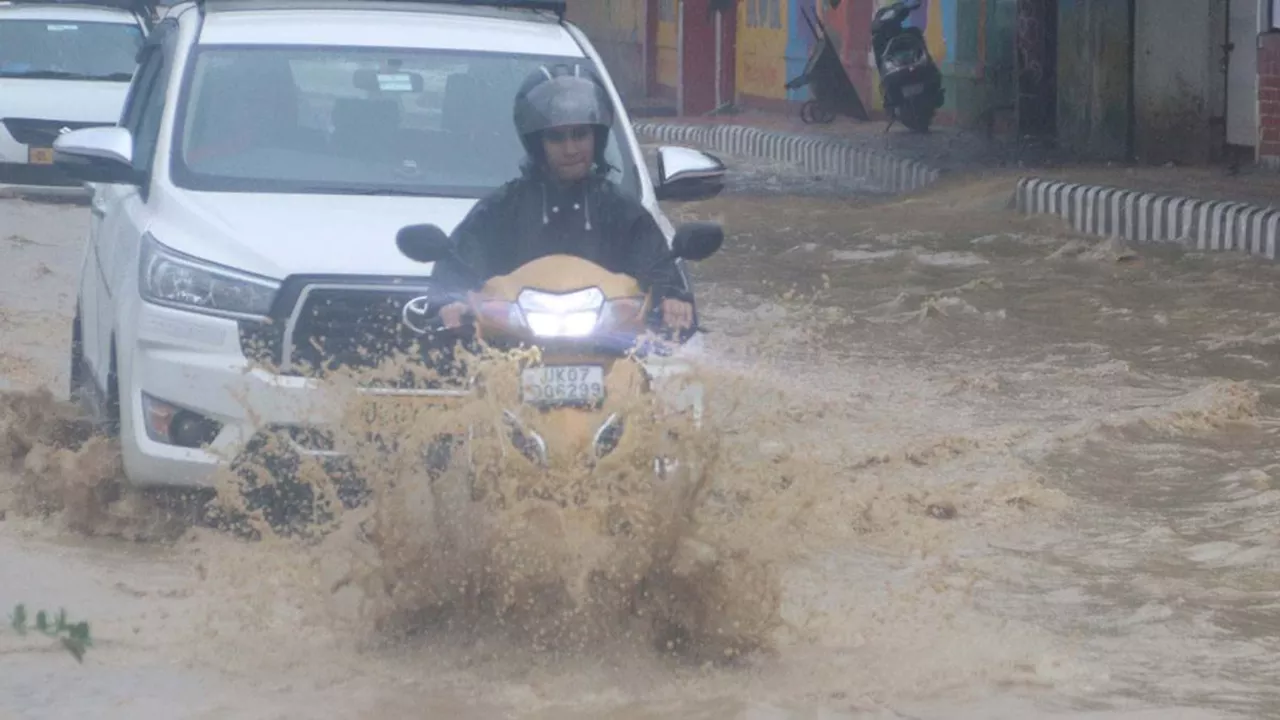 Uttarakhand Weather: मानसून ने पकड़ा जोर, मूसलधार बौछार से नदी-नाले उफान पर; आज कुमाऊं में भारी बारिश का रेड अलर्ट