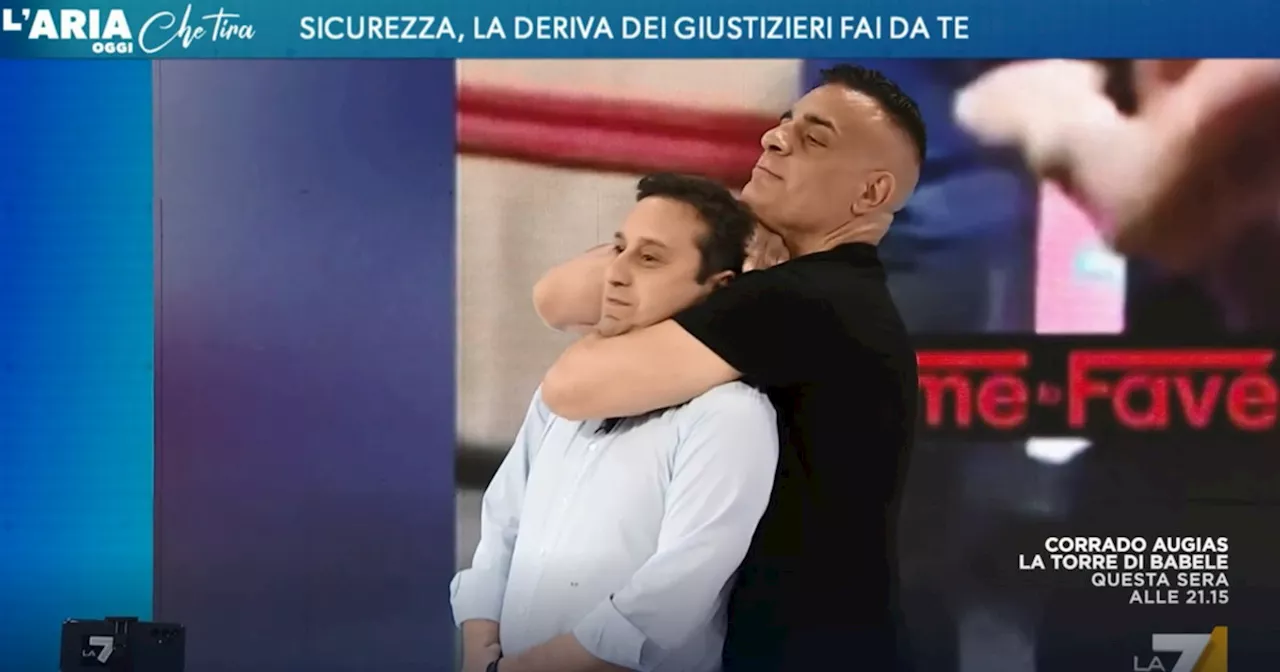 L&#039;aria che tira, Cicalone &#034;strangola&#034; Parenzo in diretta: &#034;Soffoco...&#034;