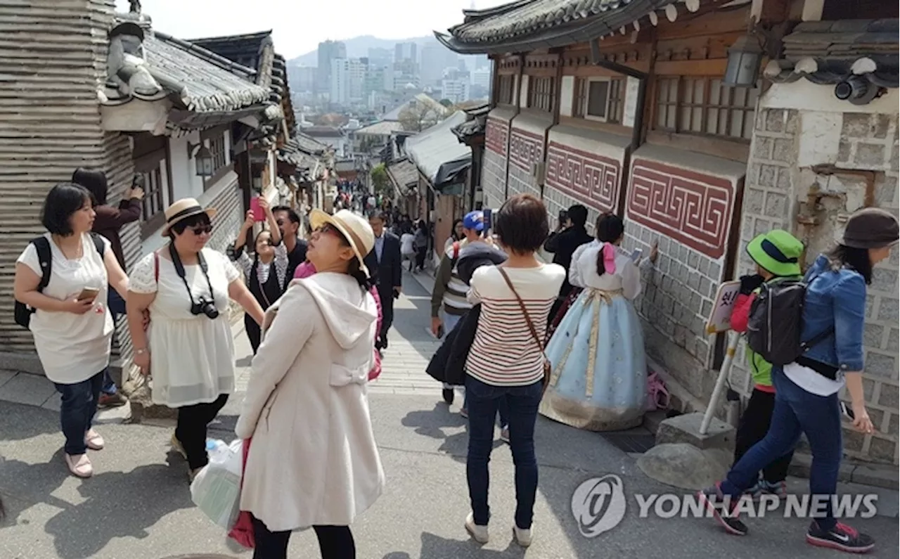 6천명 사는 곳에 관광객 年644만명···주민 “못살겠다” 상인은 “망한다” 해법은 [필동정담]