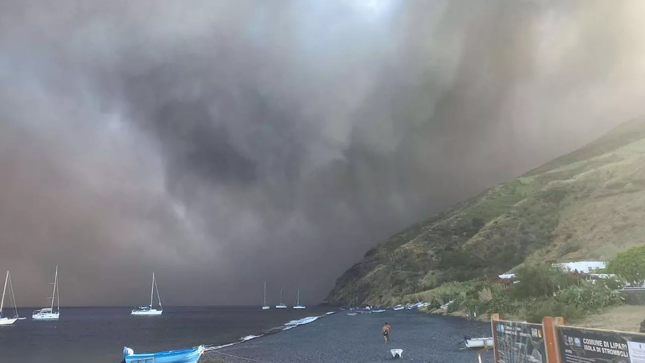 Stromboli, intensa nube di cenere lavica sulla Sciara del Fuoco