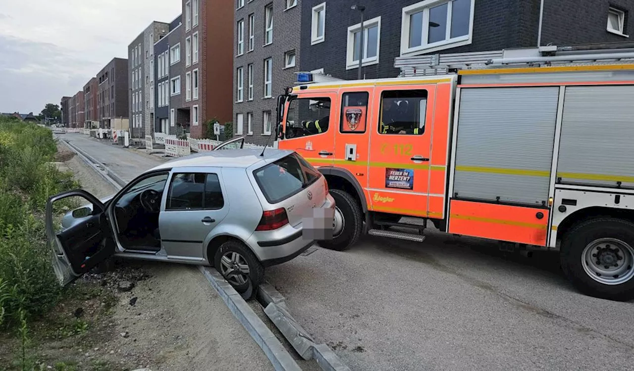 Unfall im Hamburger Nordosten: VW Golf landet im Graben