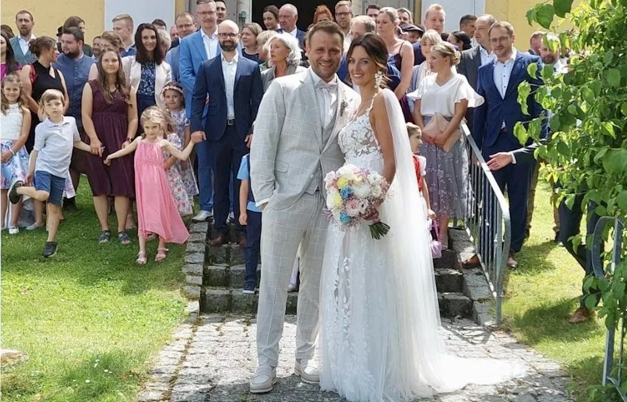 Hochzeit in Zell: Theresa und Matthias Hecht vor dem Altar der Wallfahrtskirche Hetzenbach