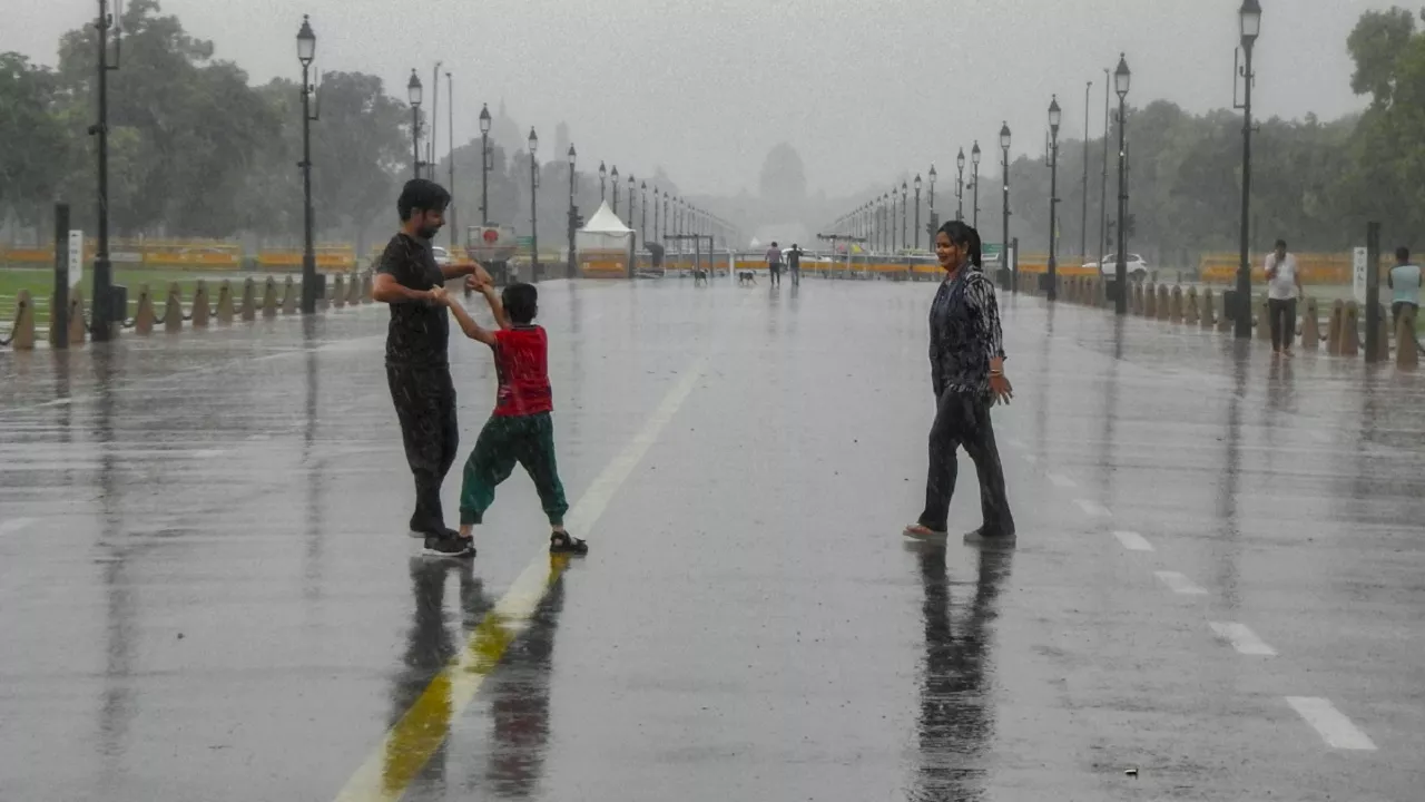 Delhi Rain: दिल्लीवालों को उमसभरी गर्मी से मिली राहत, बारिश के बाद सुहावना हुआ मौसम