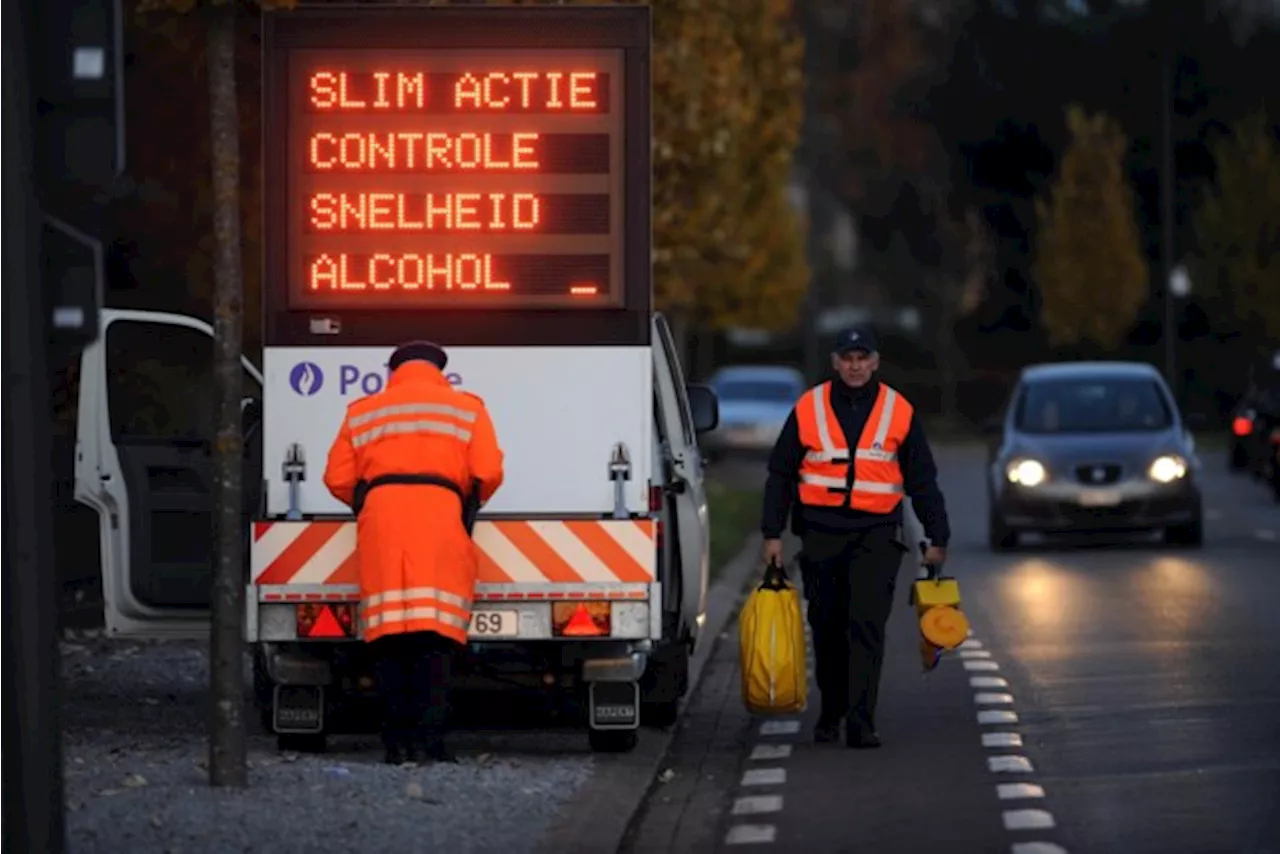 Snelheidsduivel rijdt weg van politie aan 220 km/uur