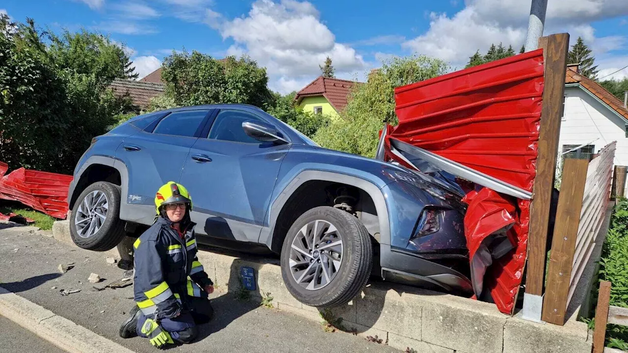 Auto blieb an Gartenmauer hängen