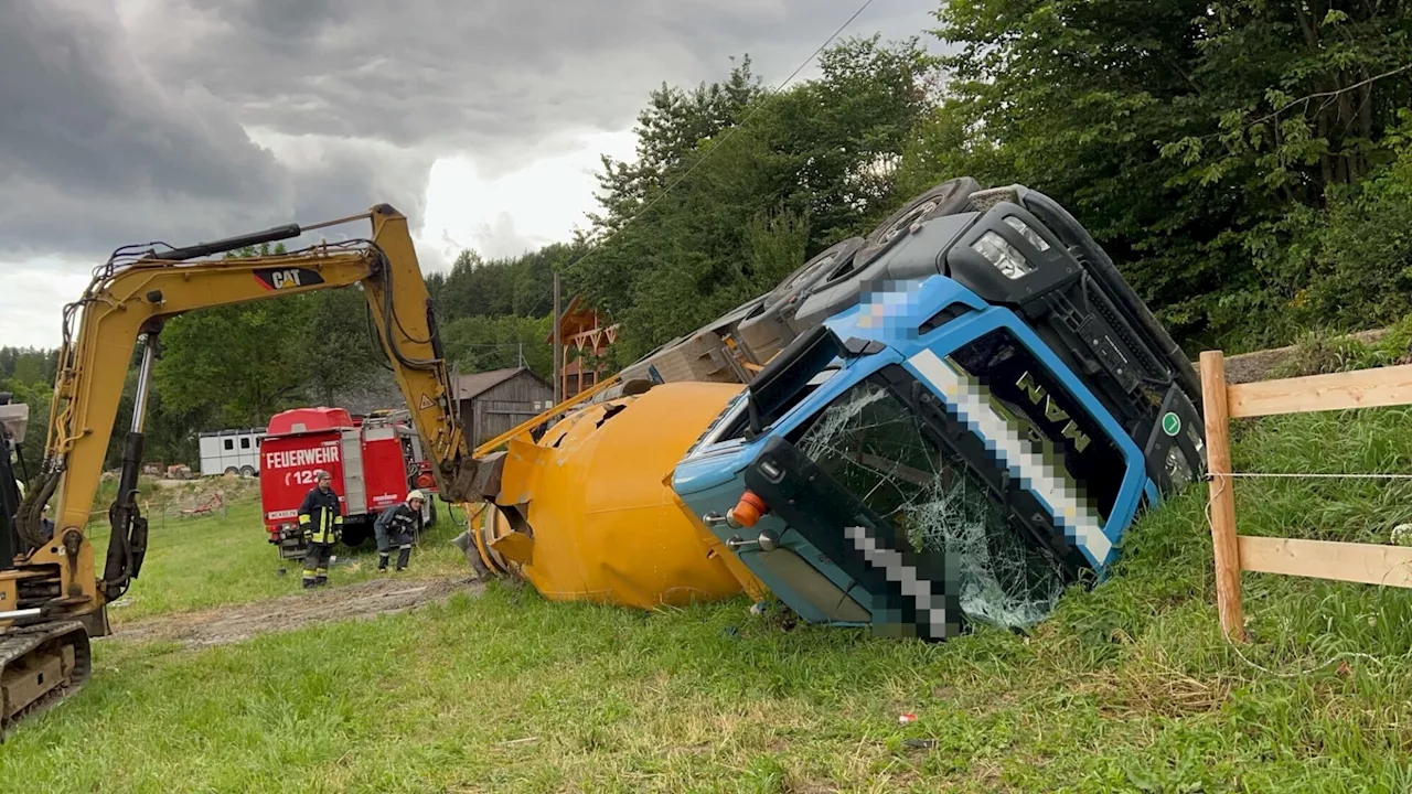 Betonmischwagen kam von der Straße ab und stürzte in Graben