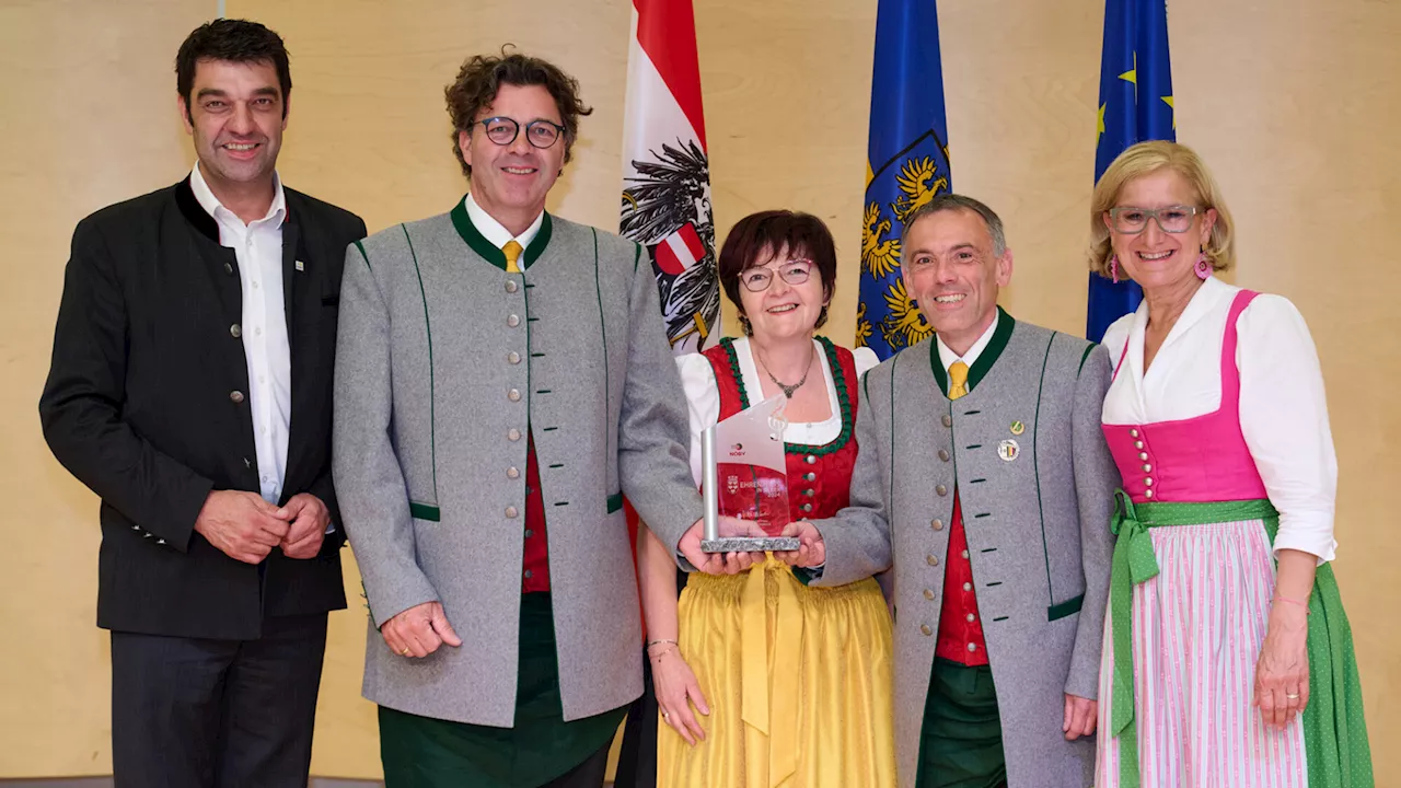 Blasmusik Tulbing erhält Ehrenpreis in Silber