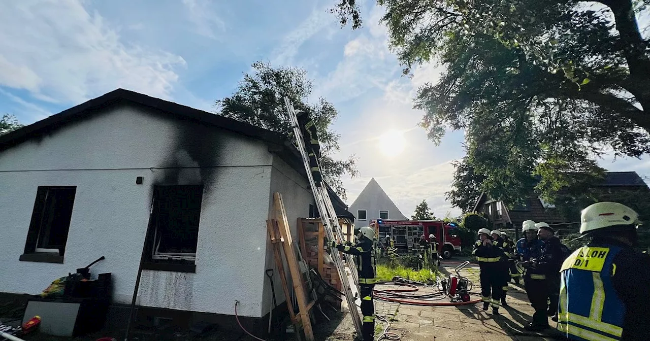 Großeinsatz der Feuerwehr in Gütersloh: Bungalow nach Feuer nicht mehr bewohnbar