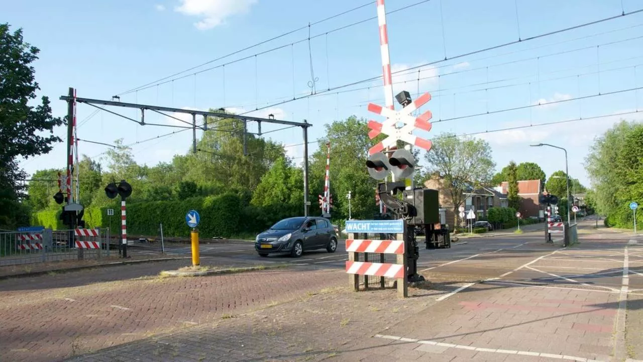 Vrachtwagen op spoor zorgt voor directe sluiting van spoorwegovergang